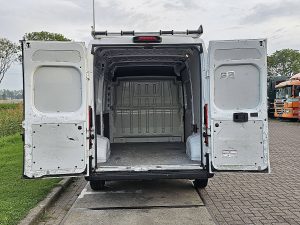 Przestrzeń ładunkowa — Citroën JUMPER 2.2 BHDI 120 L2H2 z 2022 roku