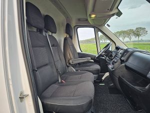 Wnętrze kabiny — Citroën JUMPER 2.2 BHDI 120 L2H2 z 2022 roku