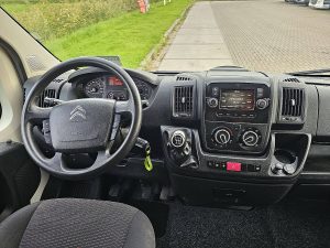 Deska rozdzielcza i stanowisko kierowcy — Citroën JUMPER 2.2 BHDI 120 L2H2 z 2022 roku