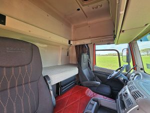Fotele i leżanka w kabinie — DAF CF 340 4x2 FTS Airco z 2018 roku
