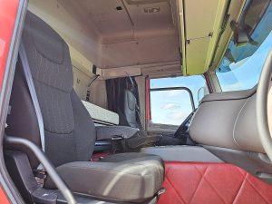 Wnętrze kabiny — DAF CF 340 4x2 FTS Airco z 2018 roku