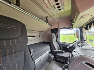 Fotele i leżanka w kabinie — DAF XF 430 z 2018 roku