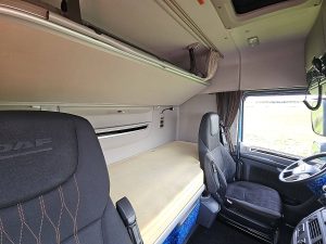 Fotele i leżanka w kabinie — DAF XF 430 z 2018 roku