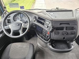 Deska rozdzielcza i stanowisko kierowcy — DAF XF 430 z 2018 roku
