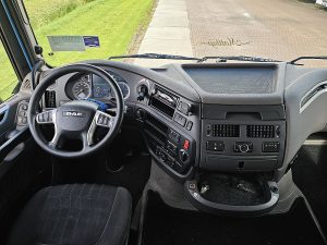 Deska rozdzielcza i stanowisko kierowcy — DAF XF 430 z 2018 roku