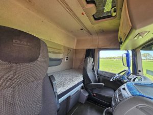 Fotele i leżanka w kabinie — DAF XF 440 6x2 FTP NL-Truck! z 2016 roku