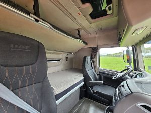 Fotele i leżanka w kabinie — DAF XF 450 z 2019 roku