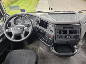 Deska rozdzielcza i stanowisko kierowcy — DAF XF 450 z 2019 roku