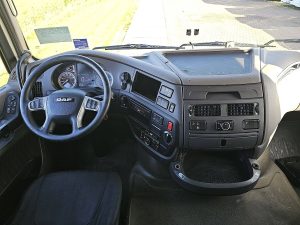 Deska rozdzielcza i stanowisko kierowcy — DAF XF 450 z 2019 roku