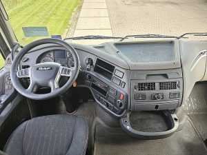 Deska rozdzielcza i stanowisko kierowcy — DAF XF 450 z 2019 roku