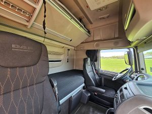 Fotele i leżanka w kabinie — DAF XF 480 z 2018 roku