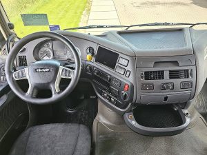 Deska rozdzielcza i stanowisko kierowcy — DAF XF 480 z 2018 roku