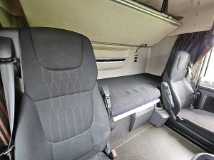 Fotele i leżanka w kabinie — DAF XF 480 6x2*4 z 2018 roku