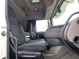 Wnętrze kabiny — DAF XF 480 6x2*4 z 2018 roku