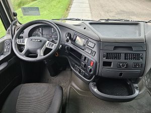 Deska rozdzielcza i stanowisko kierowcy — DAF XF 480 6x2*4 z 2018 roku