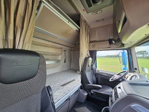 Fotele i leżanka w kabinie — DAF XF 480 FAR z 2017 roku