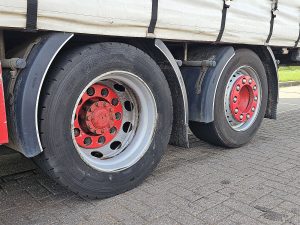 Opony z dobrym bieżnikiem — DAF XF 480 FAR z 2017 roku