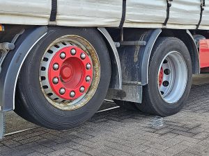 Opony z dobrym bieżnikiem, ujęcie 2 — DAF XF 480 FAR z 2017 roku