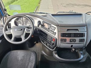 Deska rozdzielcza i stanowisko kierowcy — DAF XF 480 FAR z 2017 roku