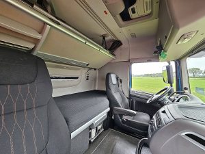 Fotele i leżanka w kabinie — DAF XF 480 Intarder z 2020 roku