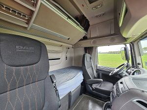 Fotele i leżanka w kabinie — DAF XF 480 SSC MEGA 491TKM z 2019 roku
