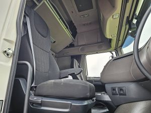 Wnętrze kabiny — DAF XF 480 SSC MEGA 491TKM z 2019 roku