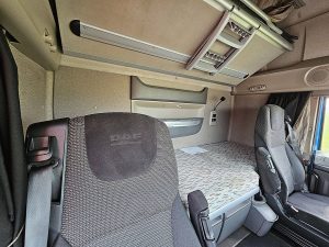 Fotele i leżanka w kabinie — DAF XF 510 z 2013 roku