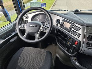 Deska rozdzielcza i stanowisko kierowcy — DAF XF 510 z 2013 roku