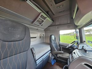 Fotele i leżanka w kabinie — DAF XF 530 FT 530Pk! z 2018 roku