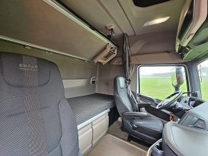 Fotele i leżanka w kabinie — DAF XG 480 ZF-intarder z 2022 roku