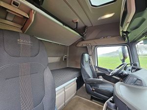 Fotele i leżanka w kabinie — DAF XG 480 ZF-intarder z 2022 roku