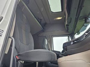 Wnętrze kabiny — DAF XG 480 ZF-intarder z 2022 roku