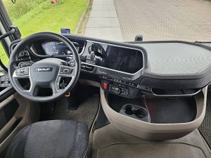 Deska rozdzielcza i stanowisko kierowcy — DAF XG 480 ZF-intarder z 2022 roku