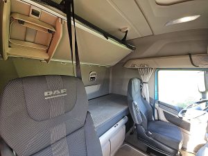 Fotele i leżanka w kabinie — DAF XG 480 ZF-Intarder z 2023 roku