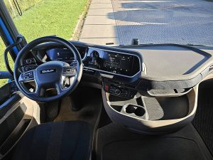Deska rozdzielcza i stanowisko kierowcy — DAF XG 480 ZF-Intarder z 2023 roku