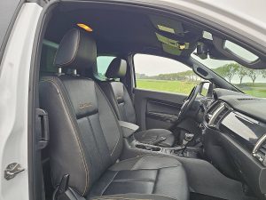 Wnętrze kabiny — Ford RANGER 2.0 AUT. 213 WILDTRACK z 2023 roku