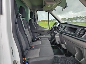 Wnętrze kabiny — Ford TRANSIT 2.0 Bakwagen Laadklep! z 2022 roku