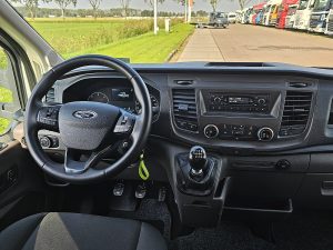 Deska rozdzielcza i stanowisko kierowcy — Ford TRANSIT 2.0 Bakwagen Laadklep! z 2024 roku