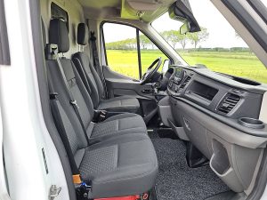 Wnętrze kabiny — Ford TRANSIT 2.0 L3H2 Camera Euro6 AC z 2022 roku