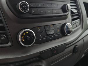 Wyposażenie specjalne wnętrza — Ford TRANSIT 2.0 L3H2 Camera Euro6 AC z 2022 roku