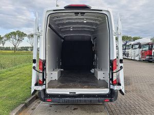 Przestrzeń ładunkowa — Ford TRANSIT 2.0 TDCI 130 L4H3 z 2021 roku