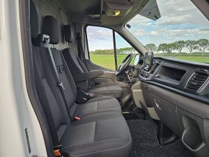 Wnętrze kabiny — Ford TRANSIT 2.0 TDCI 130 L4H3 z 2021 roku