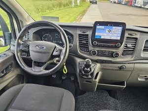 Deska rozdzielcza i stanowisko kierowcy — Ford TRANSIT 2.0 TDCI 130 L4H3 z 2021 roku