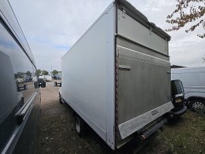 Strona kierowcy z tyłu — Ford TRANSIT z 2017 roku