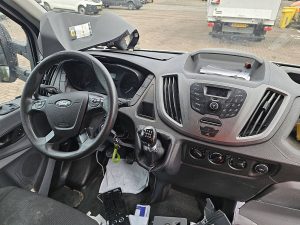 Deska rozdzielcza i stanowisko kierowcy — Ford TRANSIT z 2017 roku