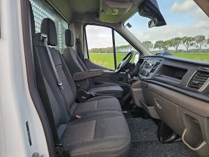 Wnętrze kabiny — Ford TRANSIT 350 2.0 ECO 130 DL L4 z 2023 roku
