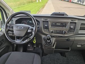Deska rozdzielcza i stanowisko kierowcy — Ford TRANSIT 350 2.0 ECO 130 DL L4 z 2023 roku