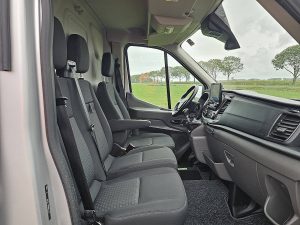 Wnętrze kabiny — Ford TRANSIT 350 ac EURO6 z 2020 roku