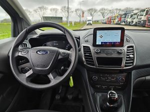 Deska rozdzielcza i stanowisko kierowcy — Ford TRANSIT CONNECT 1.5 L2 3 Zits Navi z 2021 roku