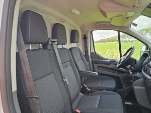 Wnętrze kabiny — Ford TRANSIT CUSTOM 2.0 ac navi EURO6 z 2024 roku